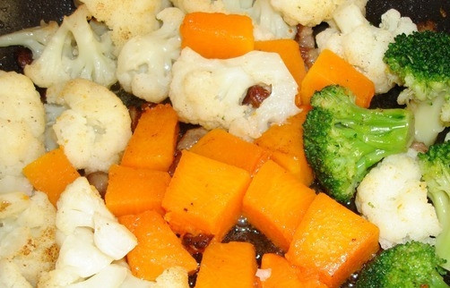 1. Этап. Цветная капуста жареная с овощами: В сковороду наливаем небольшое количество масла и обжариваем на нем вначале тыкву 5-7 минут, а затем добавляем брокколи и цветную капусту. Накрываем сковороду крышкой и жарим на медленном огне почти до полной готовности овощей.