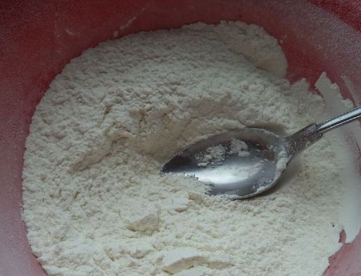 1. Этап. Бездрожжевое тесто на маргарине: Муку просейте через сито два раза, чтобы оно хорошенько насытилась кислородом. Таким образом вы сможете не только придать тесту эластичности, но и избавитесь от возможных комочков. Добавьте к муке разрыхлитель или соду.