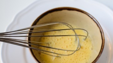 1. Этап. Слоеные палочки с сыром: Яйцо взбить.