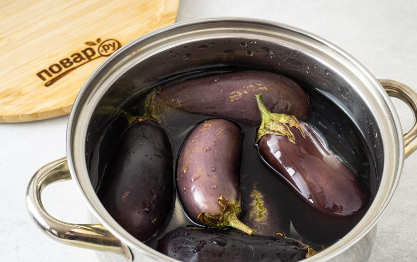 1. Этап. Макдус: Баклажаны отварите в кипящей воде примерно 15-20 минут. Чтобы они не всплывали, можно сверху придавить их тарелкой. Баклажаны нужны мягкие, но не разваренные.