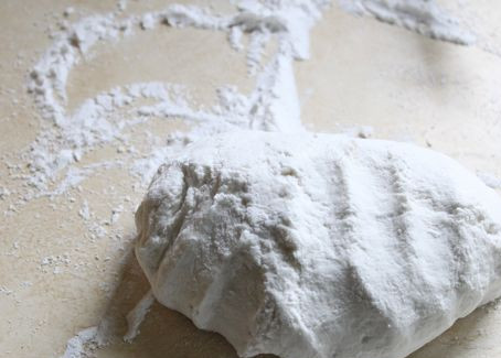 1. Этап. Мексиканская лепешка: 2. Переложить тесто на присыпанную мукой поверхность и размять руками. Оно должно получится довольно эластичным и мягким.