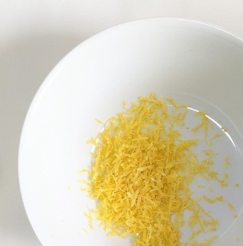 1. Этап. Лимонно-мандариновый миндальный пирог: Пока остывают мандарины, приготовить тесто. Натереть цедру лимона. Включить духовку для разогрева на 180 ©.