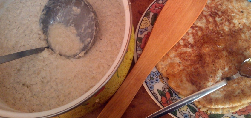 1. Этап. Постные блины из овсяных хлопьев: Промазывать готовые блины можете медом, например.