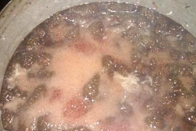 1. Этап. Сироп из сосновых шишек: В отдельную кастрюльку наливаем воду, добавляем сахар и варим сироп в течение 10 минут. После этого выкладываем в горячий сироп сосновые шишки.