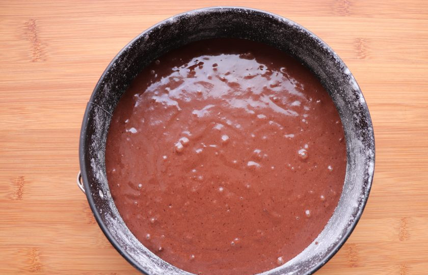 1. Этап. Постный шоколадный пирог: Форму для теста смажьте маслом и присыпьте мукой. Вылейте тесто в форму. Запекайте в разогретой до 180 градусов духовке в течение 35-40 минут.