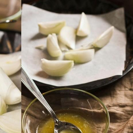 1. Этап. Блины с говядиной и луком: Каждую луковицу чистим и нарезаем на 8 частей. В отдельной мисочке делаем заправку: смешиваем мед и оливковое масло. Поливаем нарезанный лук заправкой.