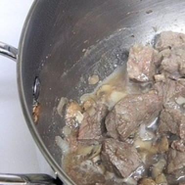 1. Этап. Цветная капуста тушеная с мясом: Говядину порезать на кусочки и тушить вместе с грибами, порезанными также на дольки и нашинкованным луком 30 минут на медленном огне.