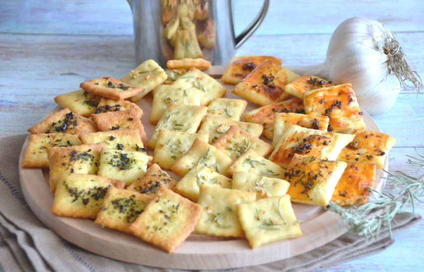 1. Этап. Итальянские крекеры: Крекеры получились невероятно вкусными, остановиться невозможно, это прекрасный закусочный вариант. Такие крекеры хороши как самостоятельное блюдо, так и как основа для небольших канапе.