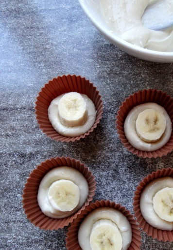 1. Этап. Сырники из творожного сыра с бананом: В центр разместить по 