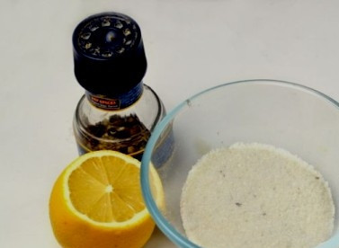 1. Этап. Форель слабосоленая: В небольшой посуде смешаем соль и сахар. Если вы решили добавить перец, добавьте его сейчас. Еще можно добавить измельченный лавровый лист.