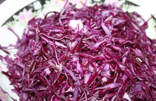 1. Этап. Салат к шашлыку из капусты: Шинкуем тонкими полосками капусту.