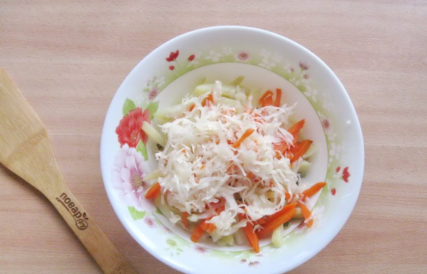 1. Этап. Салат Старорусский с грибами: Квашеную капусту отожмите от рассола и выложите в салат.