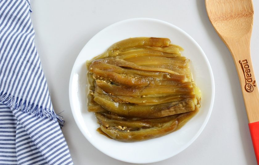 1. Этап. Эскаливада: Баклажан порежьте полосками.