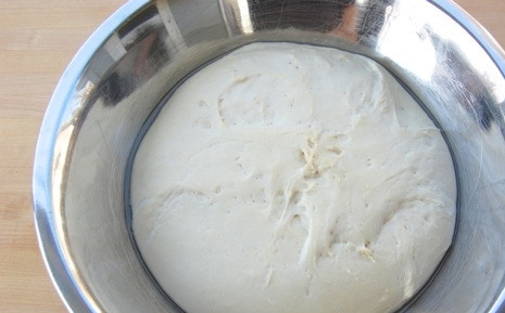 1. Этап. Армянский лаваш в духовке: Теперь тесто должно настояться часа 1,5. Оно увеличится примерно в 1,5 раза.