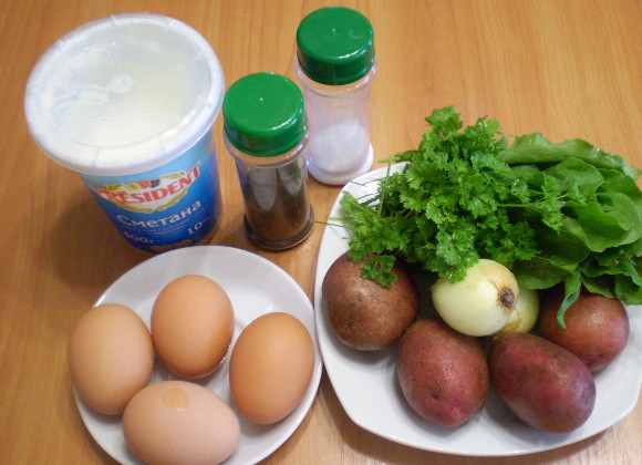 1. Этап. Постный зеленый борщ: Подготовим продукты для борща. Борщ постный, поэтому будет вариться на воде. Поставьте её на огонь и доведите до кипения. Посолите.