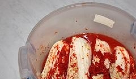 1. Этап. Консервированная пекинская капуста: Пекинскую капусту очищаем от верхних листьев и режем на 4 части вдоль. Каждую часть обильно поливаем маринадом. Складываем в емкость.