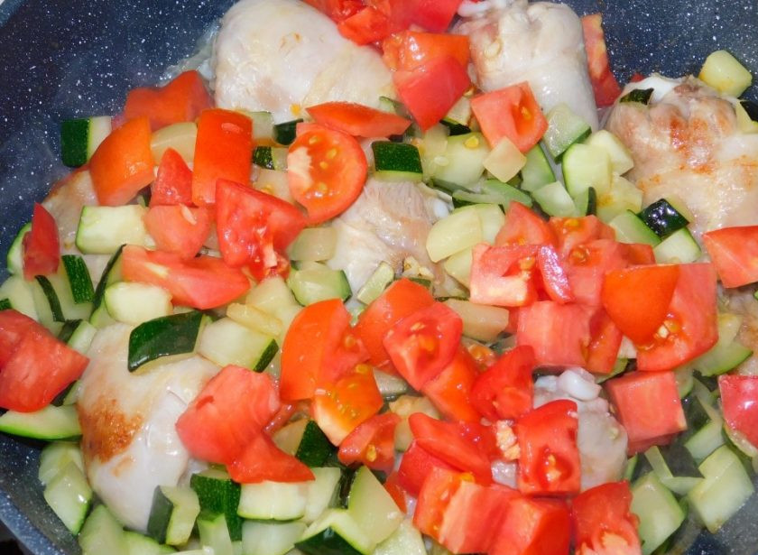 1. Этап. Куриная сковорода с кабачками: Отправьте обжаренные кабачки к курице. Добавьте нарезанные помидоры.