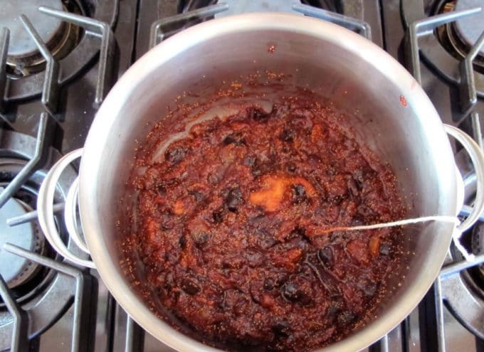 1. Этап. Пряное инжирное варенье: 3. Варите смесь 15-20 минут до мягкости.