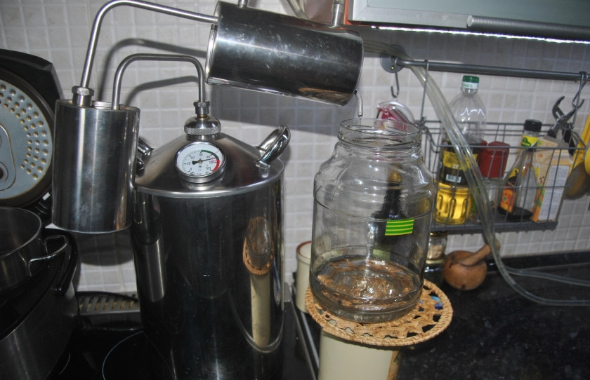 1. Этап. Самогон на пшенице: 3. Когда перестанут появляться пузыри, добавим ряженку, перемешаем — и еще немного настоим. Когда процесс брожения завершится, перегоняем брагу 2-3 раза, чтобы крепость была ниже 38 градусов.