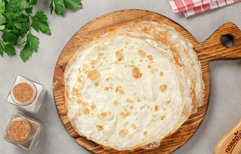 1. Этап. Яичные блинчики с крабовыми палочками и сыром: Из указанного количества ингредиентов, получится 3 блинчика или 6, если сковорода небольшая.