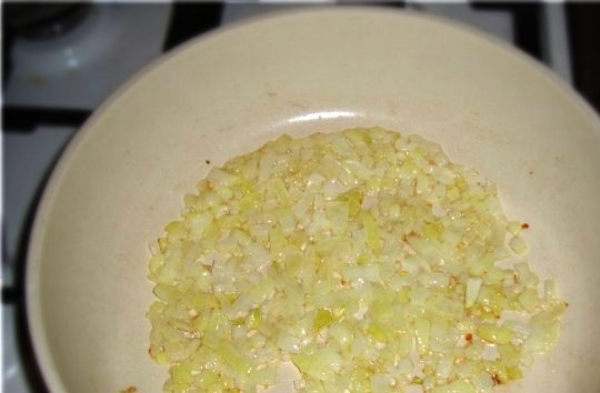 1. Этап. Рисовая лапша со свининой: С лучка снимите шелуху, порубите его на мелкие кусочки и обжаривайте в сковороде с рафинированным подсолнечным маслом до прозрачности и появления золотистого оттенка.