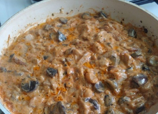 1. Этап. Грибная подлива к гречке: Жарьте практически до готовности грибочков. Потом добавьте на сковородку сметану и кетчуп. Размешайте и готовьте еще минут 5.