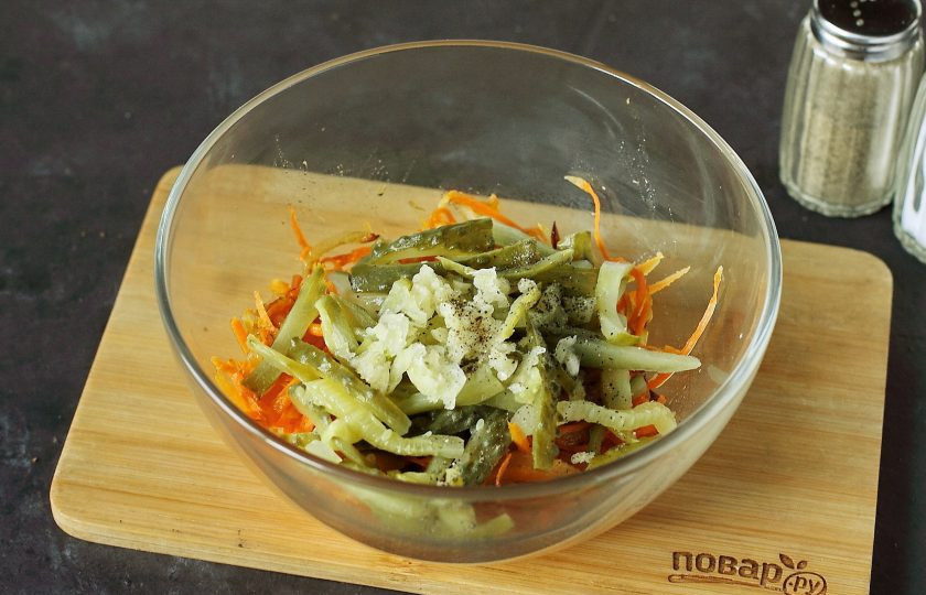 1. Этап. Салат с морковью и солеными огурцами: Чеснок пропустите через пресс. Добавьте по вкусу соль и молотый перец.