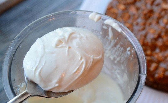 1. Этап. Торт Сникерс с крекером: 10. Сгущенку взбейте со сливками, чтобы получился воздушный крем.