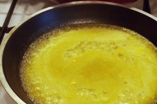 1. Этап. Блинчики Морозко: Теперь соус. Варим сок апельсиновый с сахаром, цедрой и сливочным маслом минут 10.