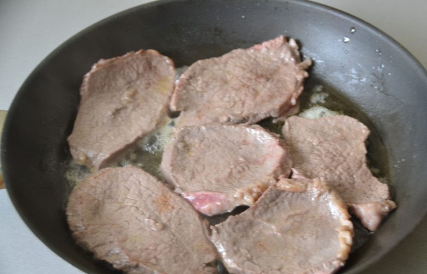 1. Этап. Скалопини: Обжарьте мясо по 1 минуте с каждой стороны.