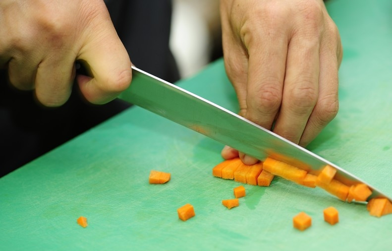 1. Этап. Суп из лисичек с фасолью: Морковь нарезаем очень мелкими кубиками.