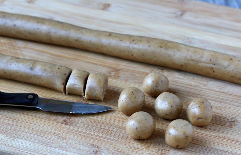 1. Этап. Вкусные пряники: 9. Разрежьте каждую на небольшие кусочки и сформируйте шарики.