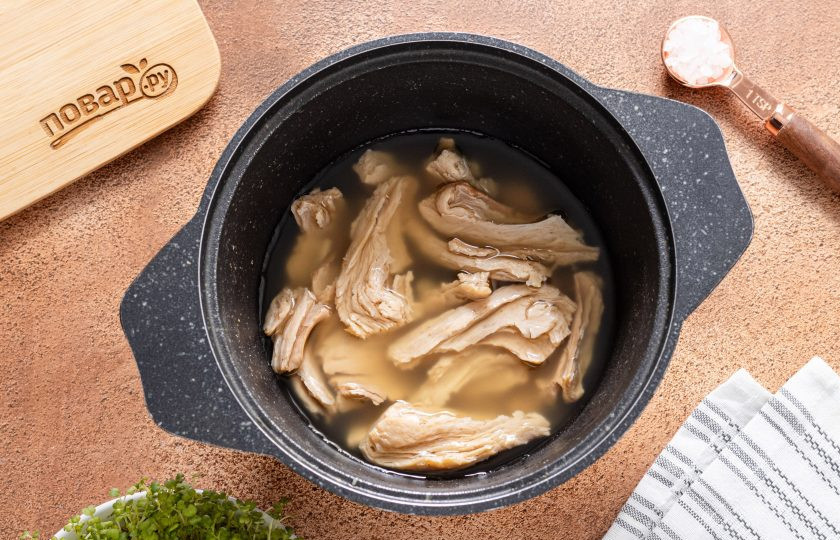 1. Этап. Тушеная капуста с соевым мясом: Соевое мясо отварите в кипящей подсоленной воде до мягкости. Обычно на это хватает 5-10 минут. У меня был плотный и твердый соевый текстурат, поэтому чтобы он хорошо разварился потребовалась полчаса. После откиньте соевое мясо на сито и хорошенько отожмите от жидкости.