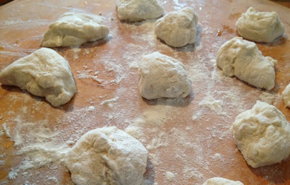 1. Этап. Пирожки с клюквой: 2. После этого снова обмять тесто и разделить на одинаковые кусочки. Лучше всего дать им тоже немного постоять и слегка подойти.