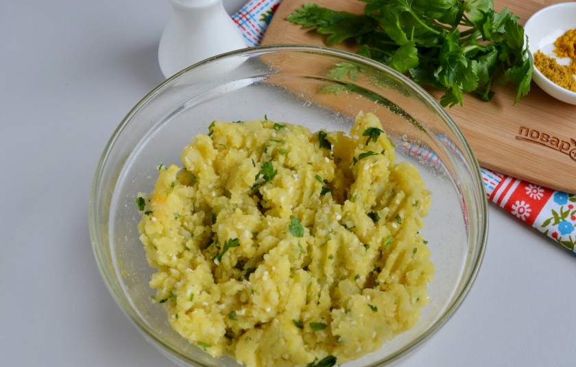 1. Этап. Алу патры: Перемешайте тщательно, начинка готова. Отставьте ее пока.