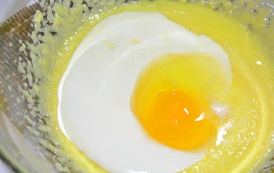 1. Этап. Пирог с яблоками и орехами: Затем — добавить в смесь яйцо, сметану и разрыхлитель. Перемешайте хорошенько.