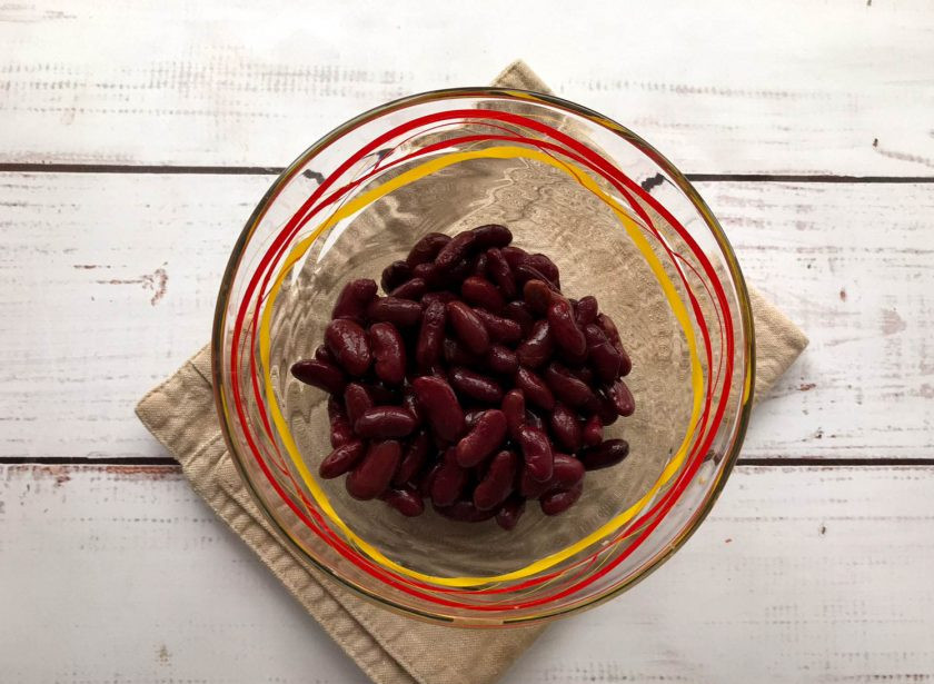 1. Этап. Салат с красной фасолью и рыбой: В глубокую тарелку выложите красную фасоль.