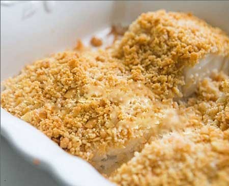 1. Stage. Breaded cod: Lubricate the cod fillet on one side with a little whipped protein, then evenly distribute the cracker mixture.