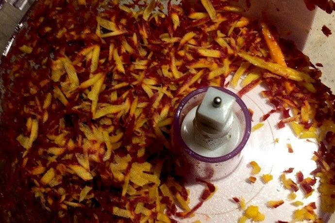 1. Этап. Салат с морковью и кедровыми орешками: 2. Воспользуйтесь комбайном или натрите ее на крупной терке вручную.