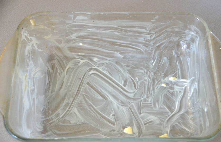 1. Этап. Булочки Бухтельн: Как следует смажьте форму для запекания сливочным маслом.