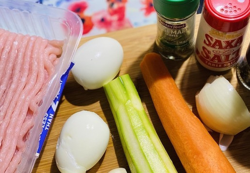 1. Этап. Рулет из фарша индейки с овощами и яйцами: Продукты приготовить, грудку индейки перекрутили на мясорубке в шоппинге