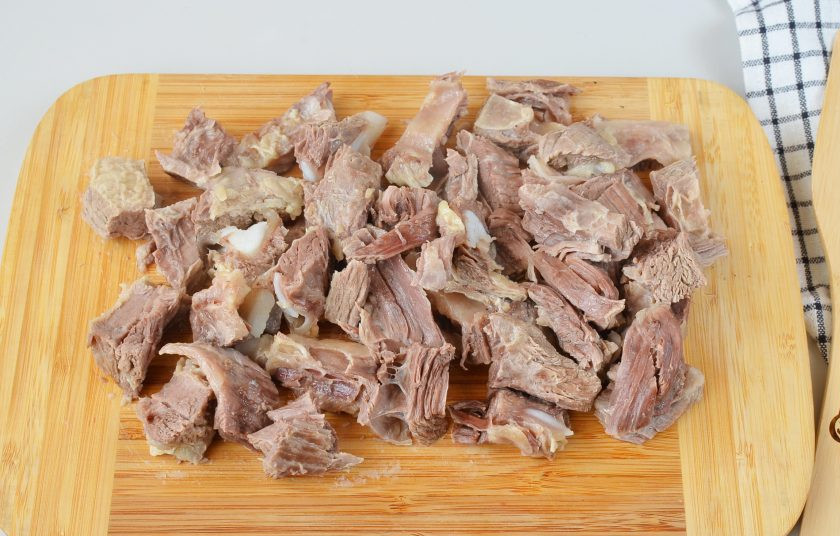 1. Этап. Борщ из маринованной свеклы: Порежьте его на кусочки. Верните в бульон.