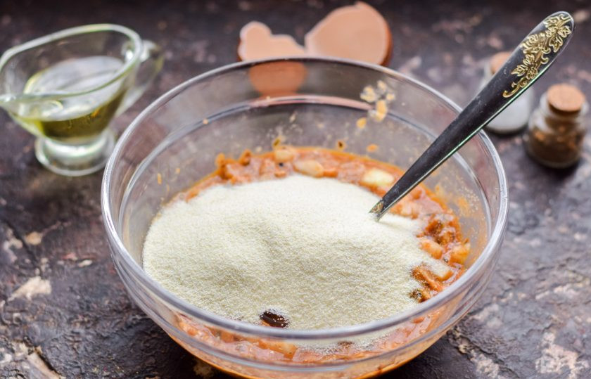 1. Этап. Котлеты из кильки в томатном соусе: Всыпьте в миску манную крупу.