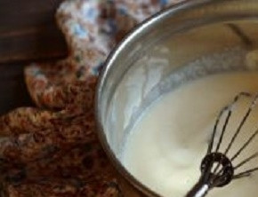 1. Этап. Оладьи из манки (оригинальный рецепт): Тщательно все перемешиваем и оставляем тесто на 10 минут.