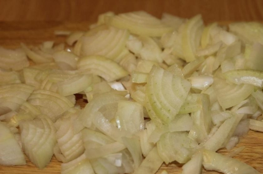 1. Этап. Утка, тушенная с капустой квашеной: 2. Репчатый лук чищу и ополаскиваю водой, затем нарезаю крупными кусочками.
