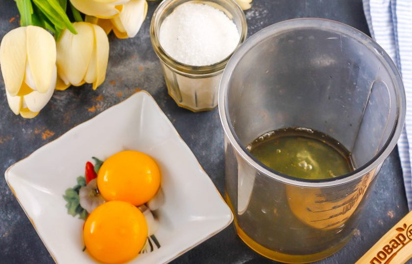 1. Этап. Безе без миксера: Отделите желтки от белков, аккуратно разбив куриные яйца. Помните, что в белки не должна попасть даже капля желтков, иначе они не взобьются. И посуда должна быть сухой, без капель воды, иначе белки опять же не взобьются. Для взбивания выбирайте узкую, глубокую емкость с высокими бортиками.