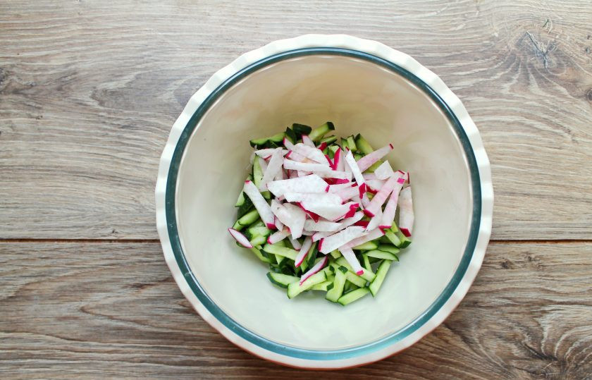 1. Этап. Постный салат с кукурузой: У редиса отрежьте хвостики, порежьте его соломкой и добавьте к огурцам.