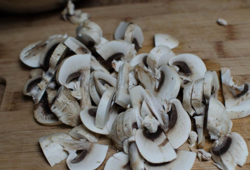 1. Этап. Шампиньоны в вине: Шампиньоны хорошенько промываем, просушиваем бумажным полотенцем и нарезаем пластиночками.