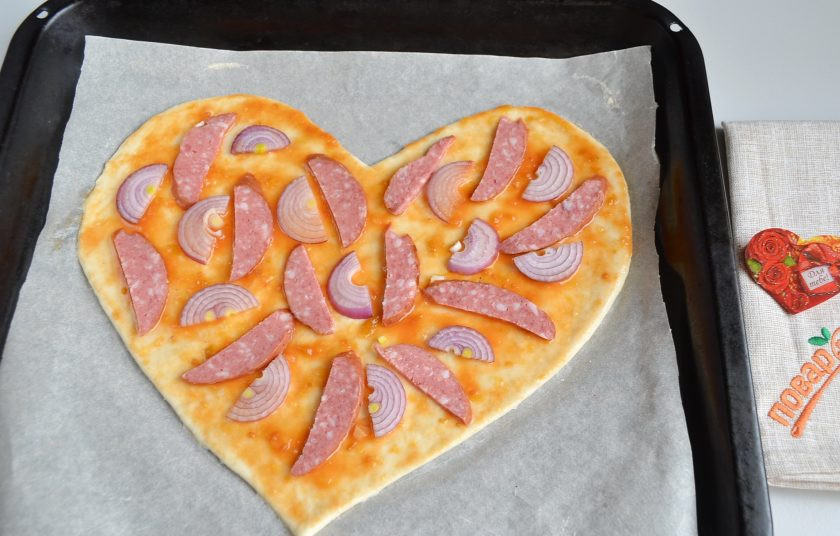 1. Этап. Пицца на 14 февраля: 6. Распределите лук и колбаску.