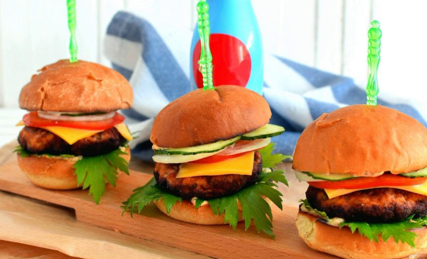 1. Этап. Острый бургер с индейкой: Соберите бургеры, смазывая булочки острым майонезом и укладывая на них котлеты с овощами по вкусу. Приятного аппетита!